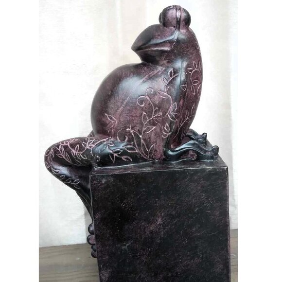 Whimsical Carved Stained Wood Reclining Frog with Carved Vines Sculpture - Picture 3 of 9